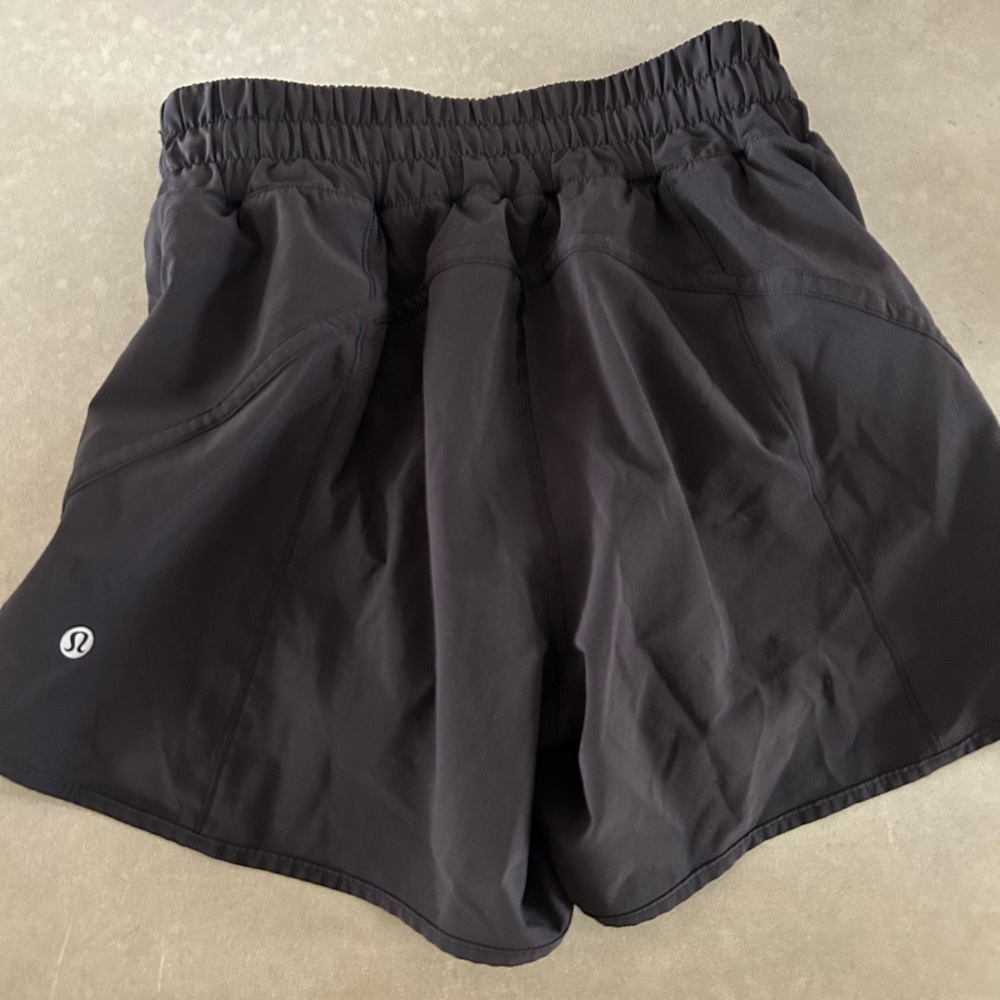 Lululemon size 4 women’s shorts - lightweight with liner